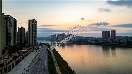 隆回县城赧水河岸风光