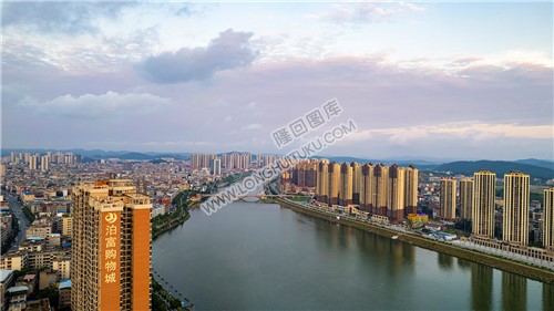 隆回县城赧水河岸风光