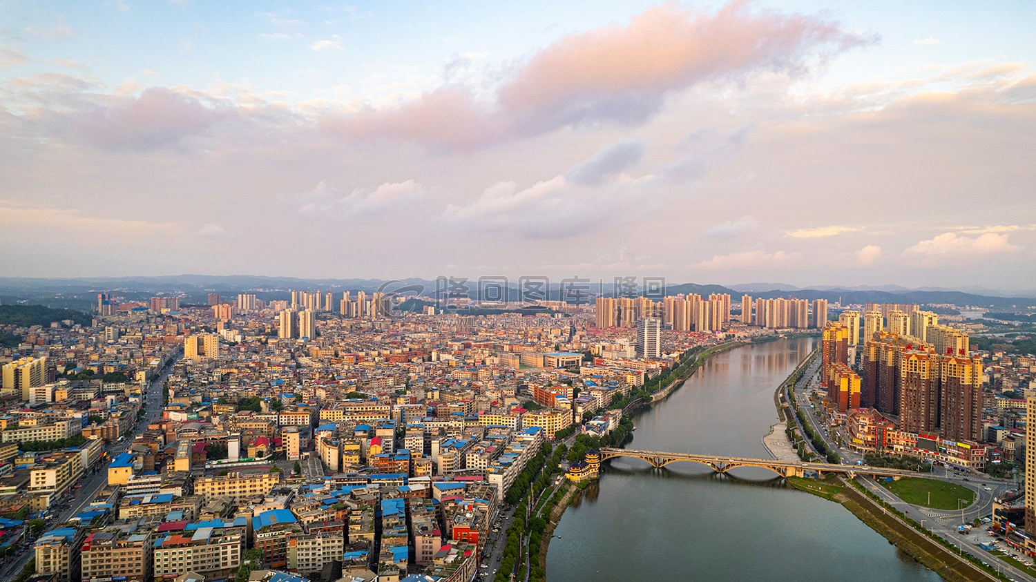 隆回县城赧水河岸风光