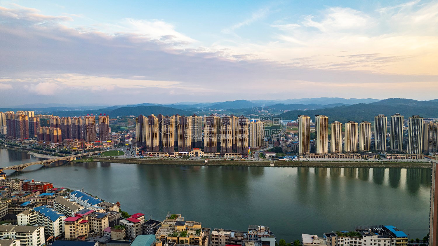 隆回县城赧水河岸风光