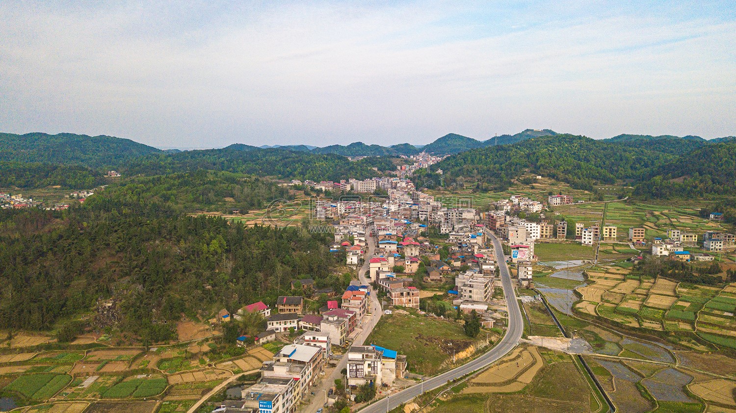 隆武公路穿过街道