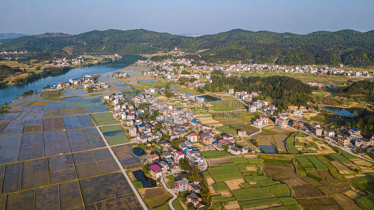 龙洲村，大磨洲村和龙拱村合并