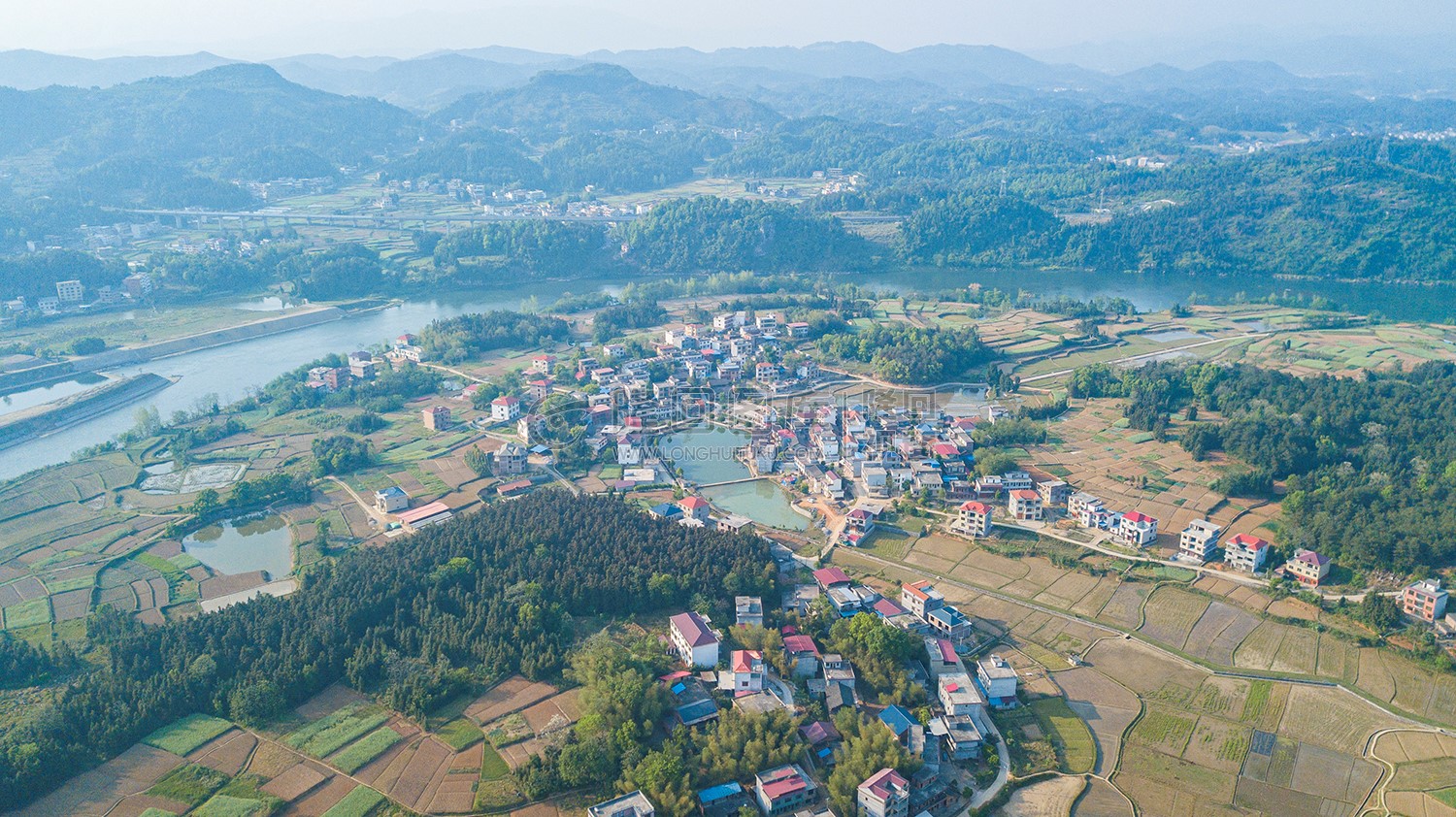 石梁村，梁家村和石塘村合并而成