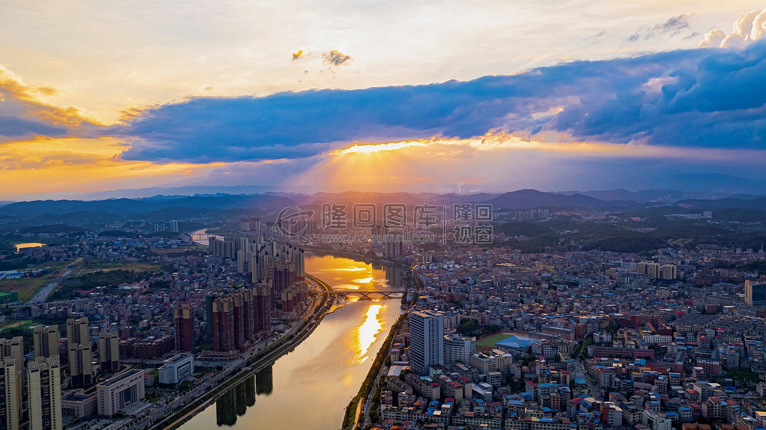 隆回县城金光佛光晚霞，丁达尔光