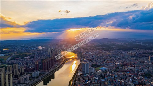 隆回县城金光佛光晚霞，丁达尔光