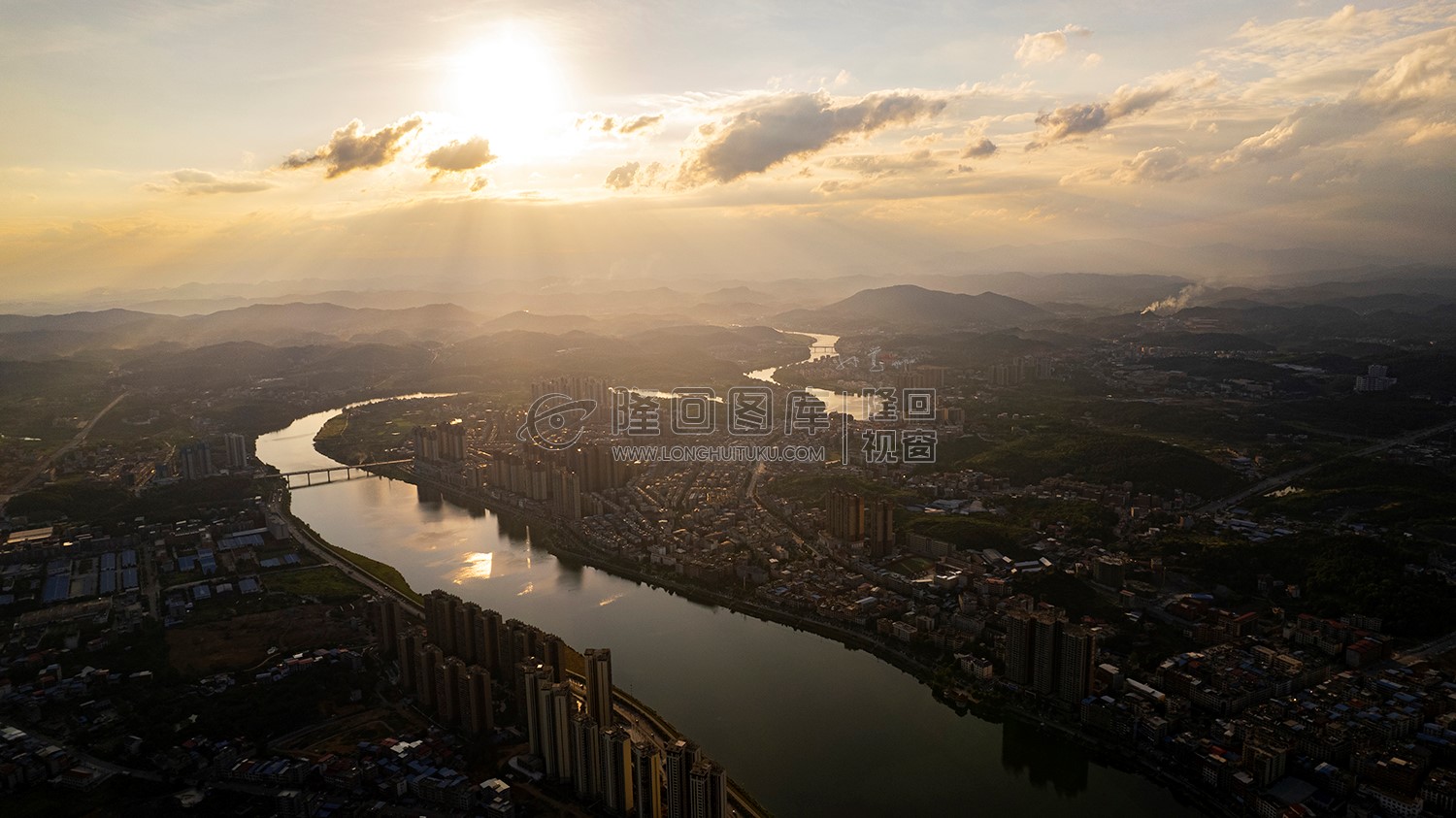 隆回县城金光佛光晚霞，丁达尔光