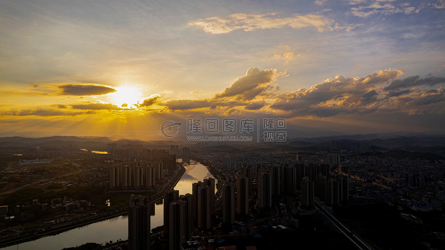 隆回县城金光佛光晚霞，丁达尔光