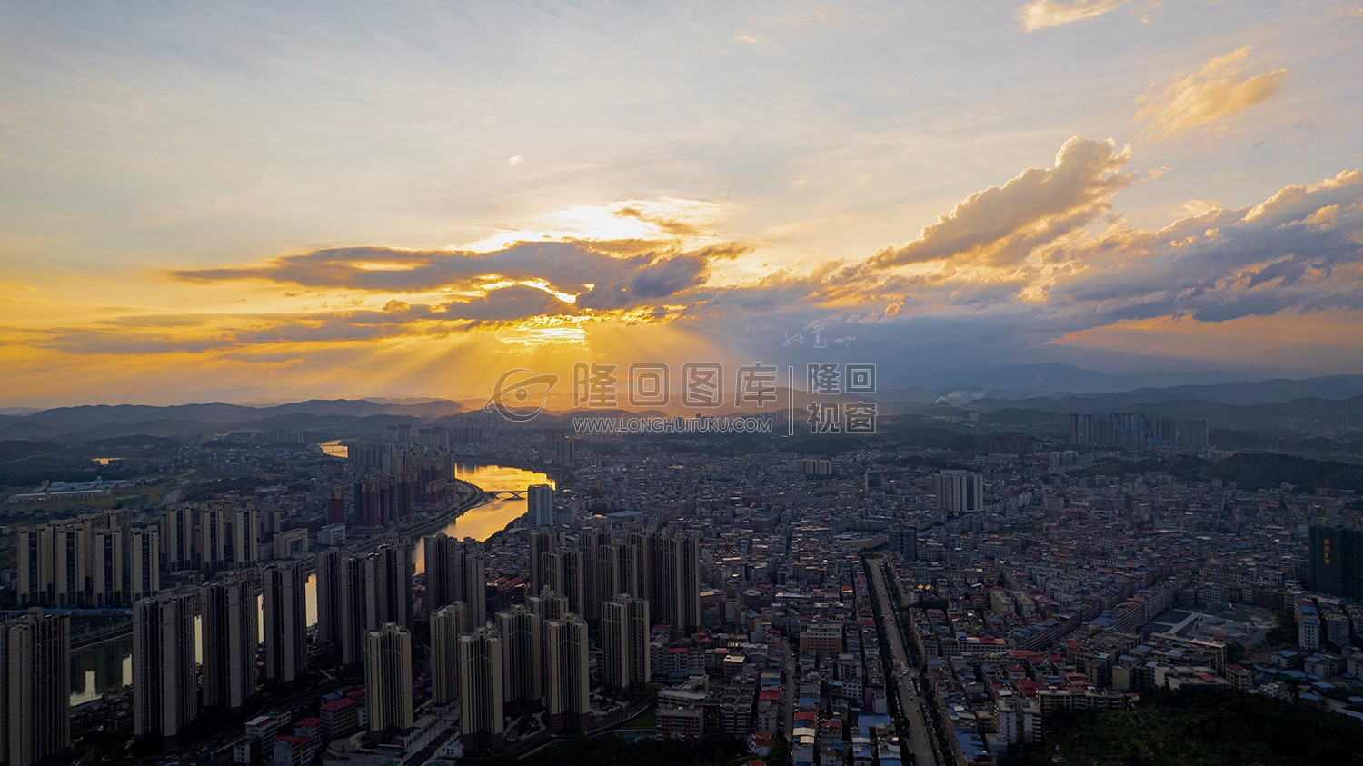 隆回县城金光佛光晚霞，丁达尔光