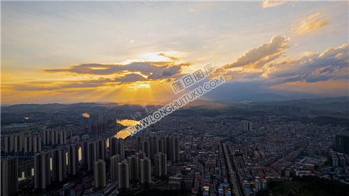 隆回县城金光佛光晚霞，丁达尔光