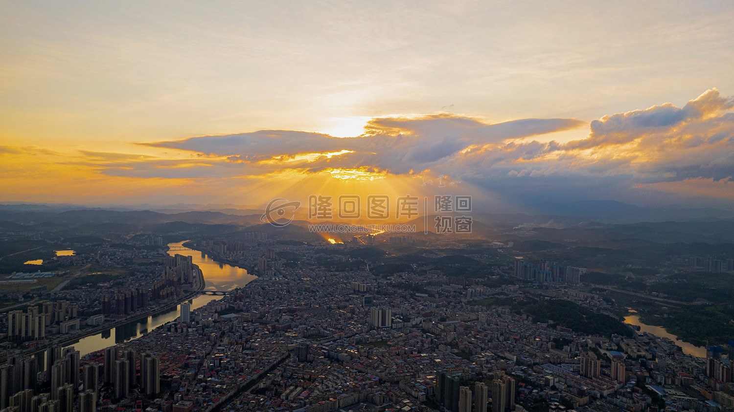 隆回县城金光佛光晚霞，丁达尔光