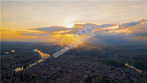 隆回县城金光佛光晚霞，丁达尔光