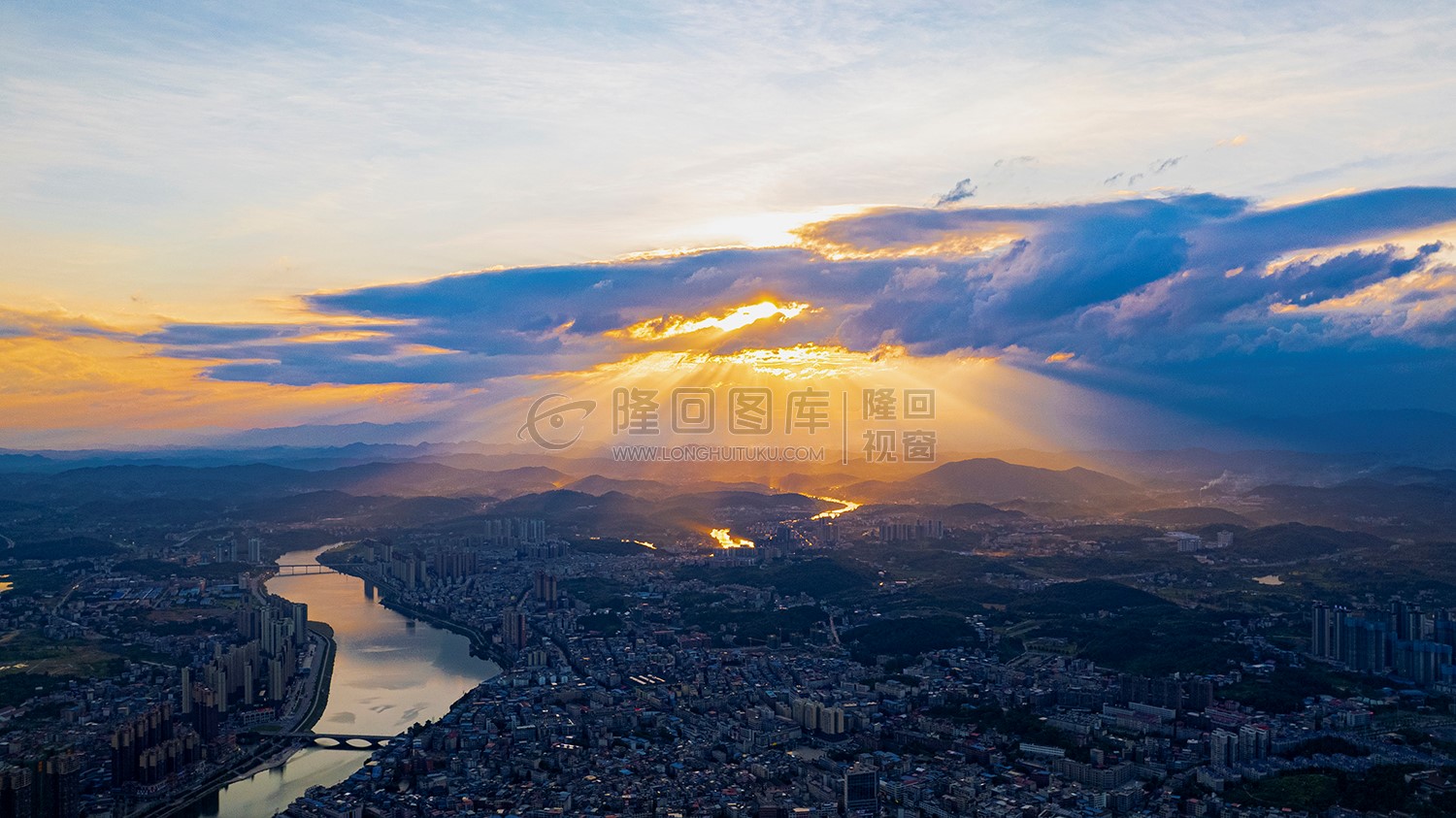 隆回县城金光佛光晚霞，丁达尔光