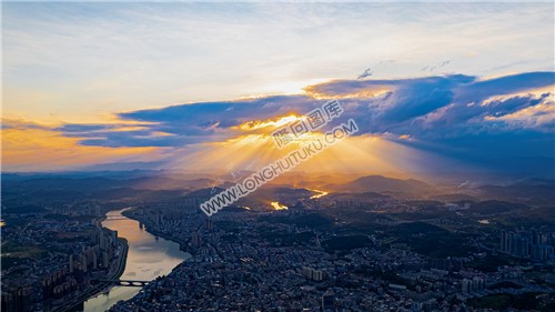 隆回县城金光佛光晚霞，丁达尔光