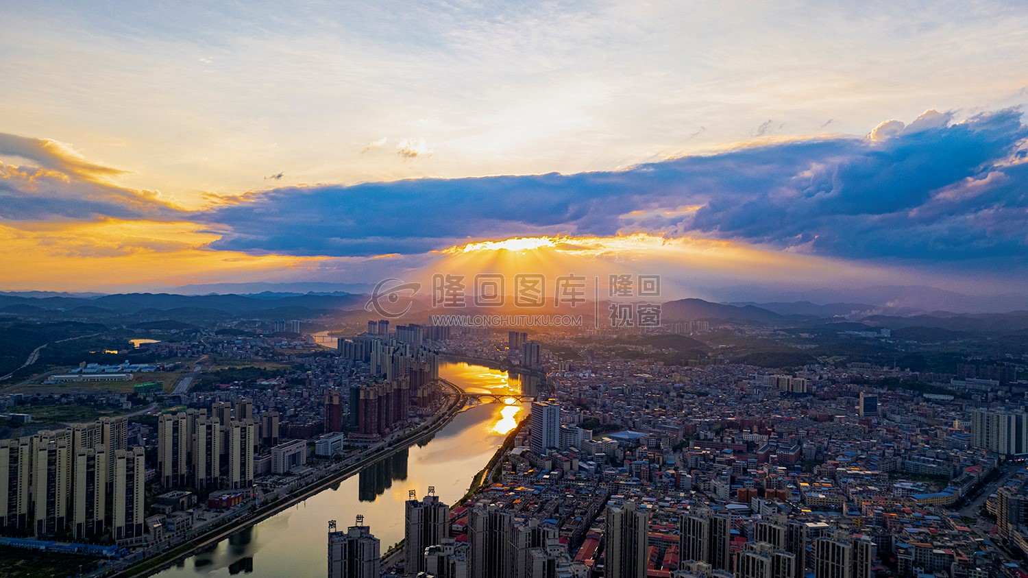 隆回县城金光佛光晚霞，丁达尔光