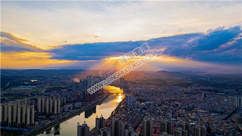 隆回县城金光佛光晚霞，丁达尔光