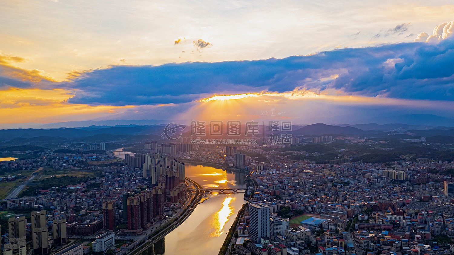 隆回县城金光佛光晚霞，丁达尔光