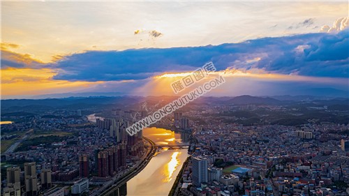 隆回县城金光佛光晚霞，丁达尔光