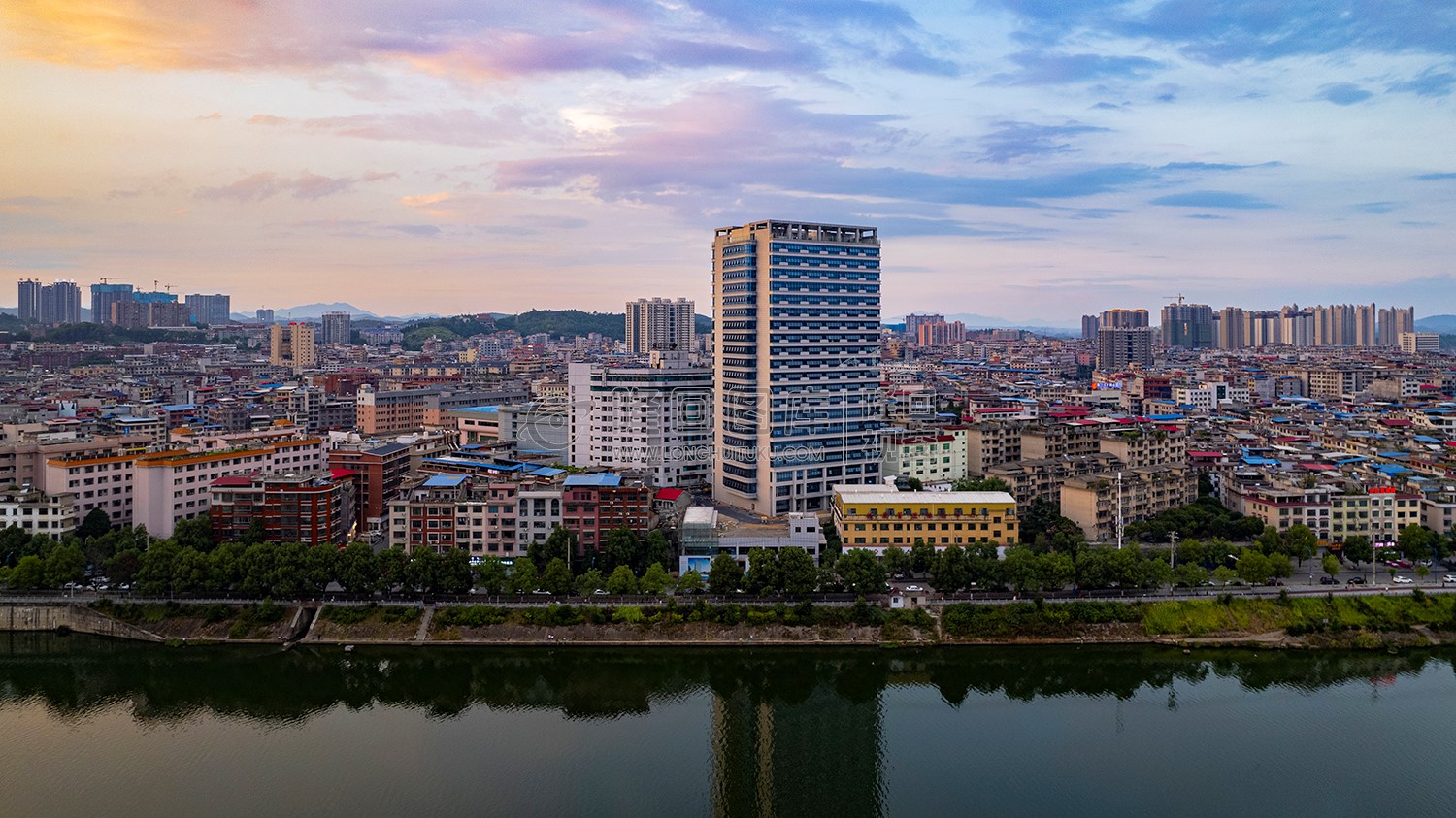 赧水河畔的隆回人民医院
