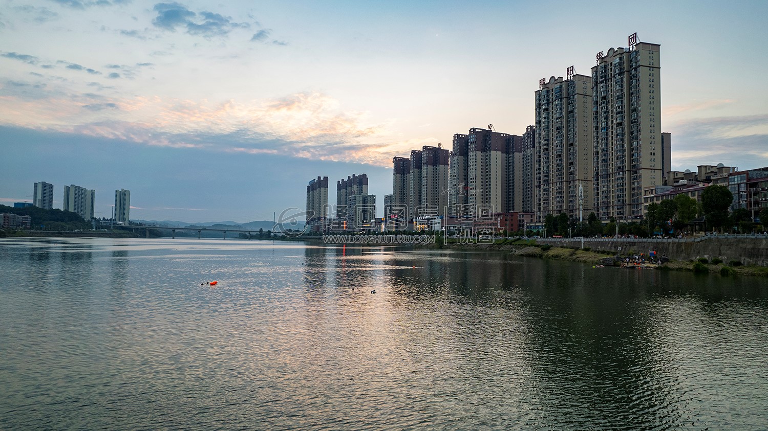 市民在河里游泳