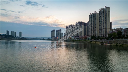 市民在河里游泳