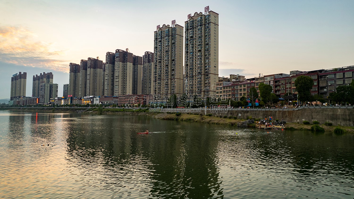 市民在河里游泳