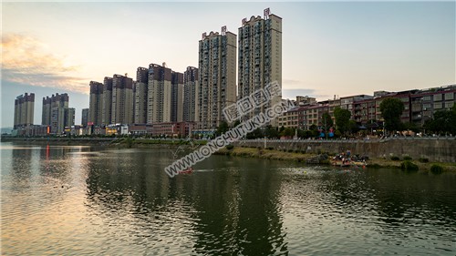 市民在河里游泳