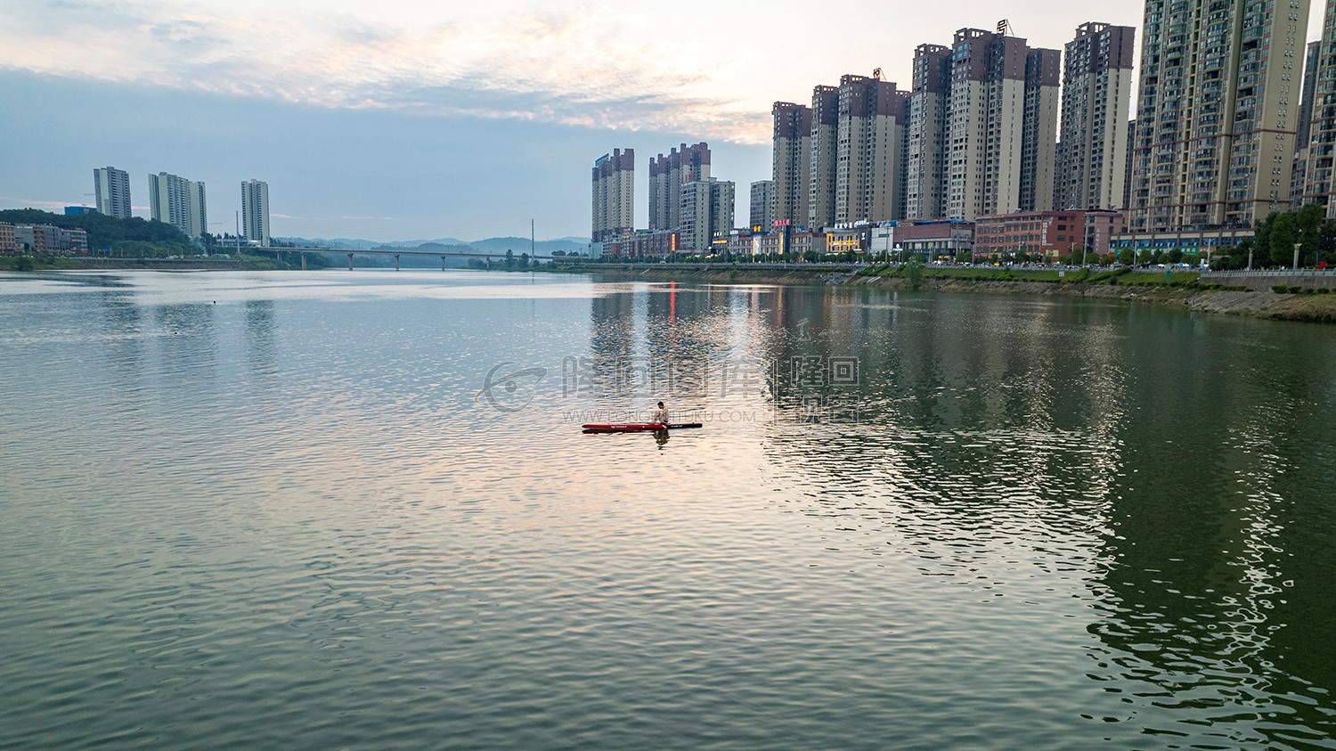 市民在河里划船