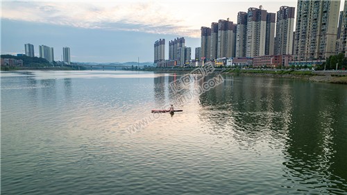 市民在河里划船