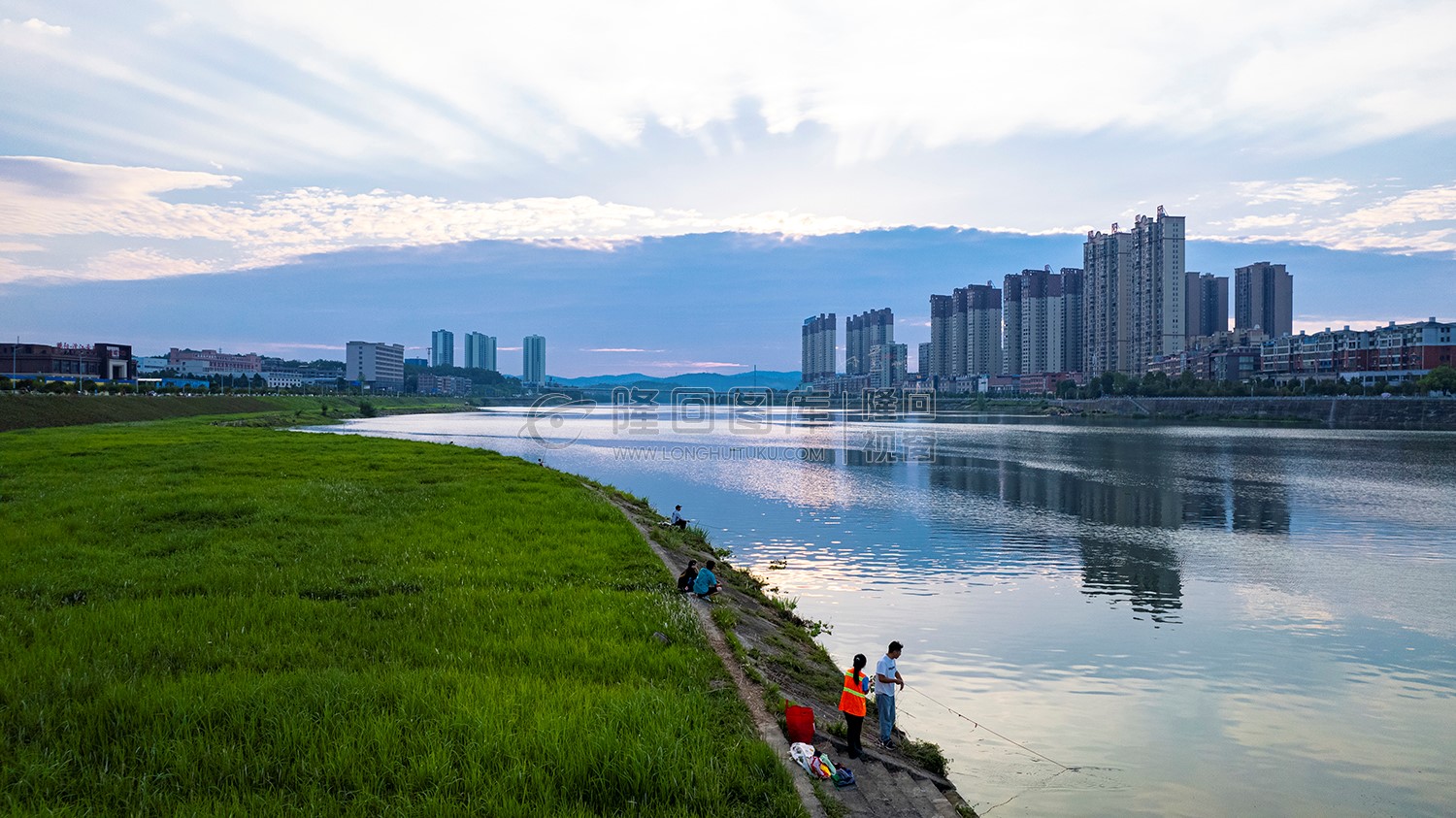 隆回河岸草坪夕阳风光