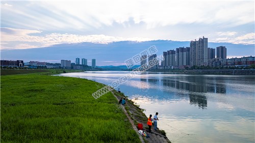 隆回河岸草坪夕阳风光