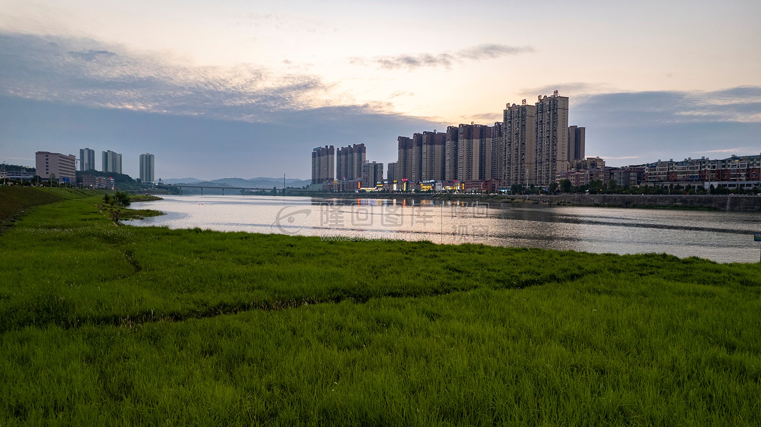 碧桂园河岸草坪夕阳风光