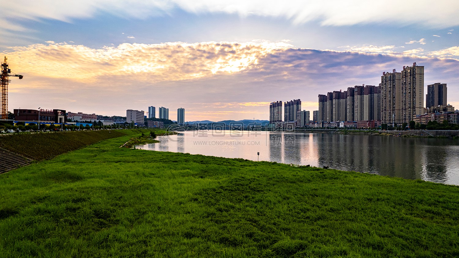 碧桂园河岸草坪夕阳风光