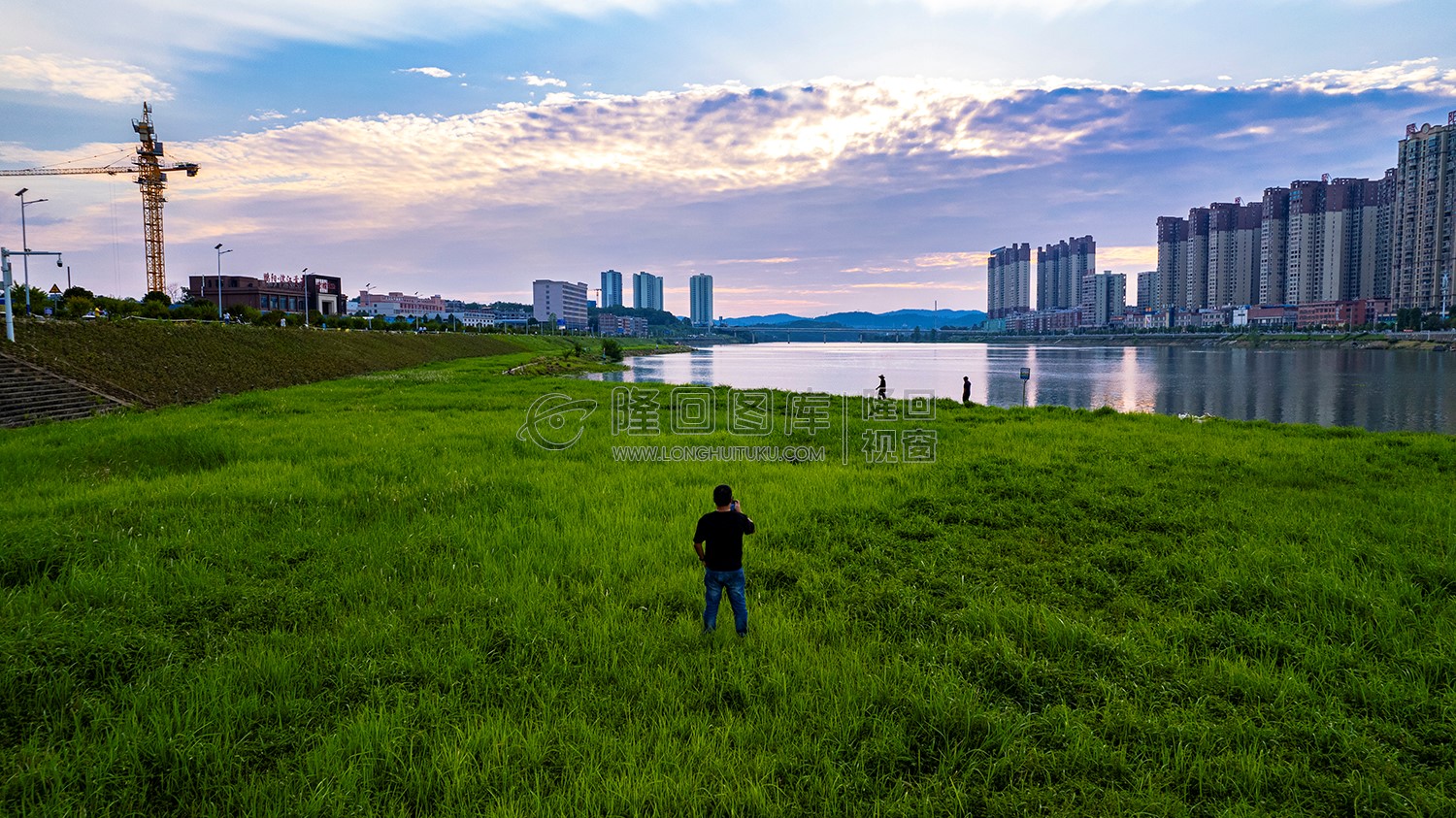 碧桂园河岸草坪自拍