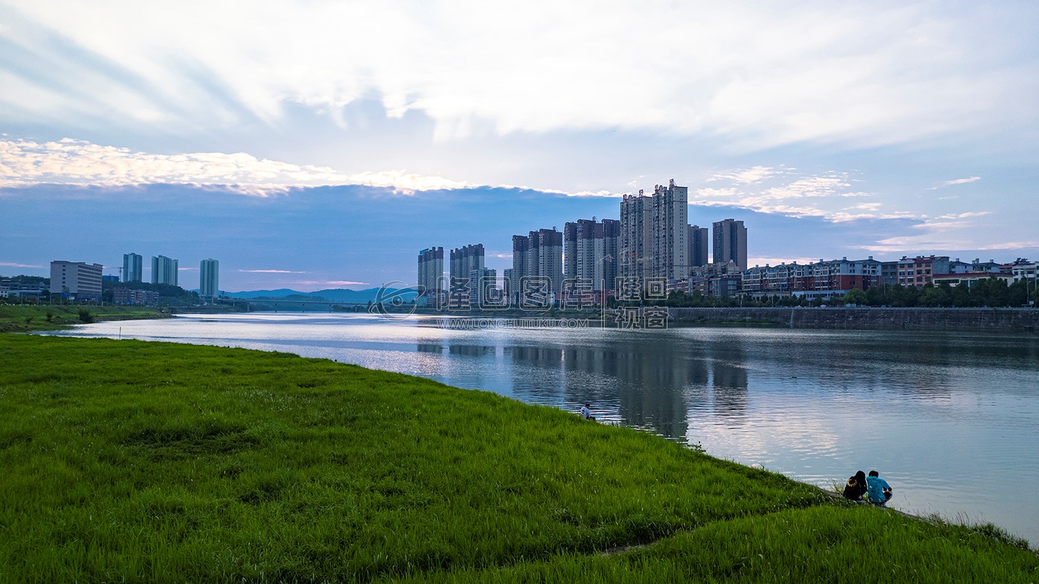 隆回碧桂园前草坪