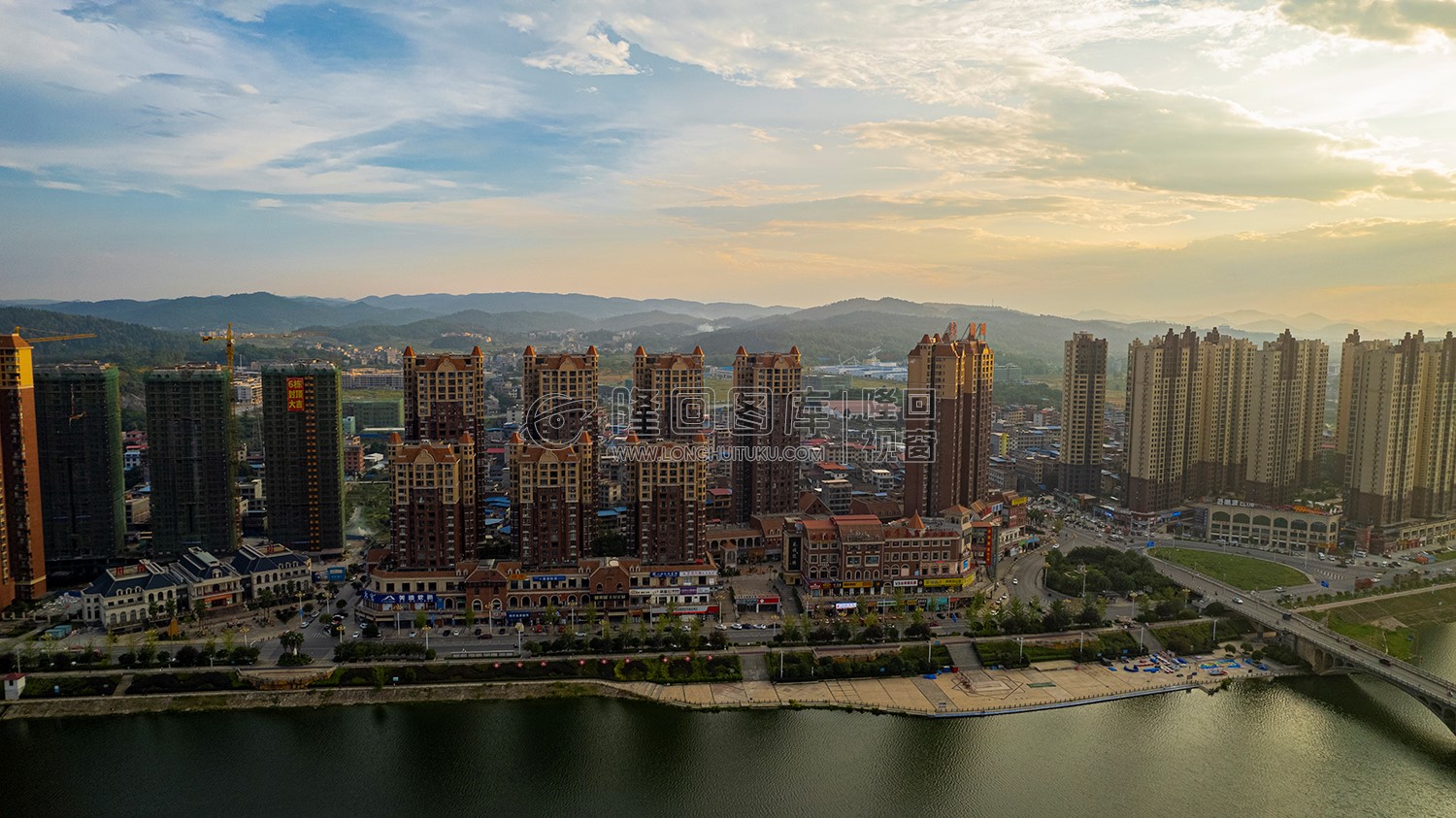 巴黎新城沿河风光