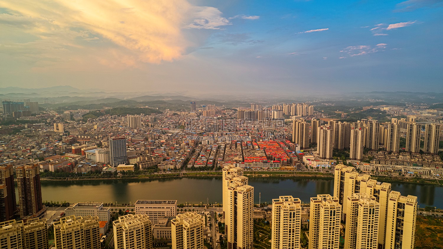 江语城紫霞园方向