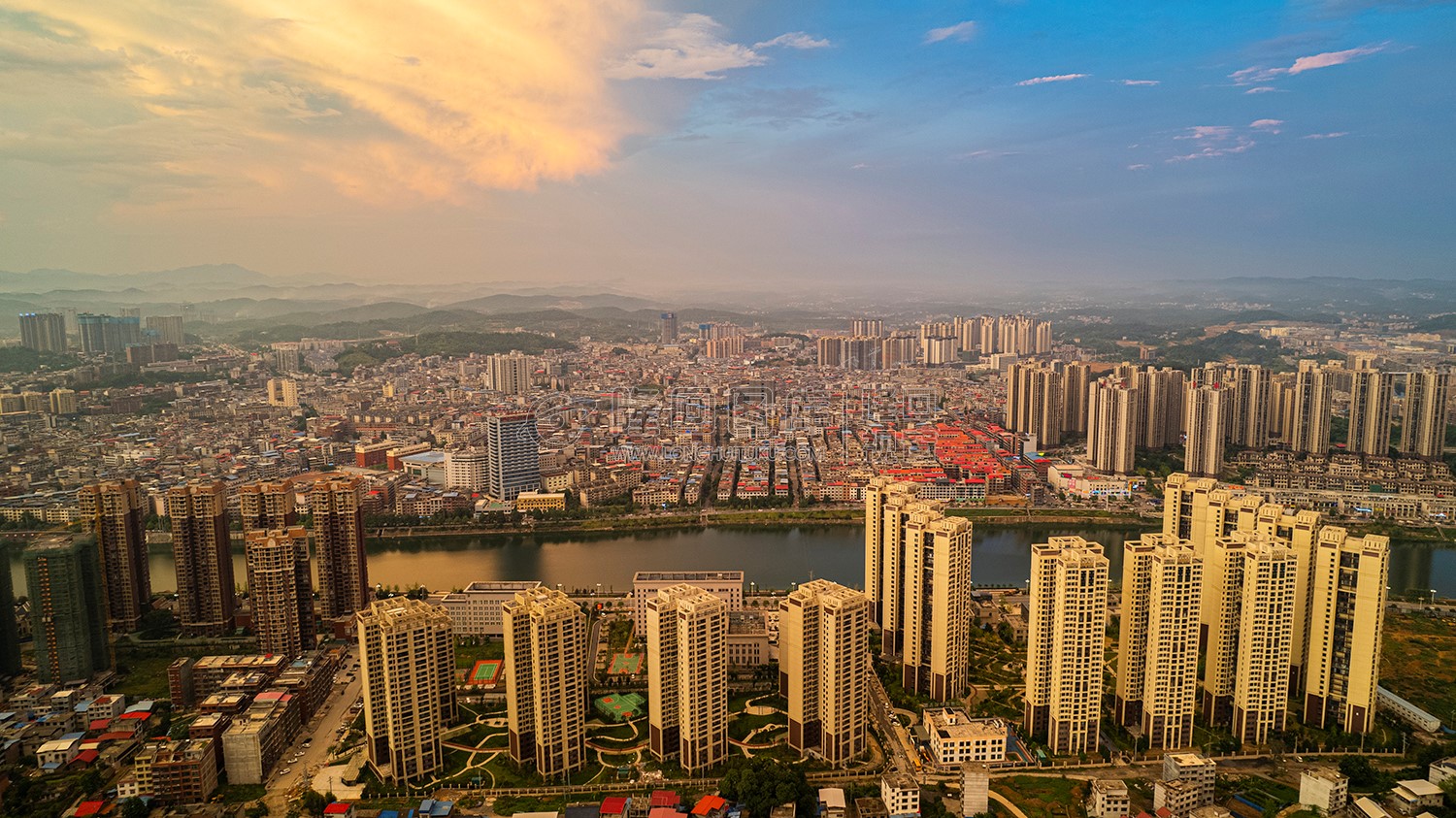 江语城紫霞园方向