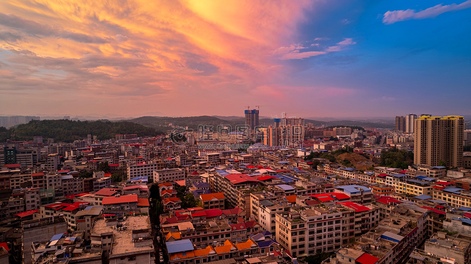 隆回县城粉色天空