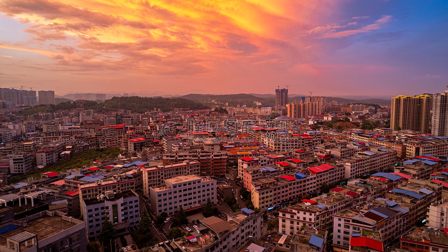隆回县城粉色天空