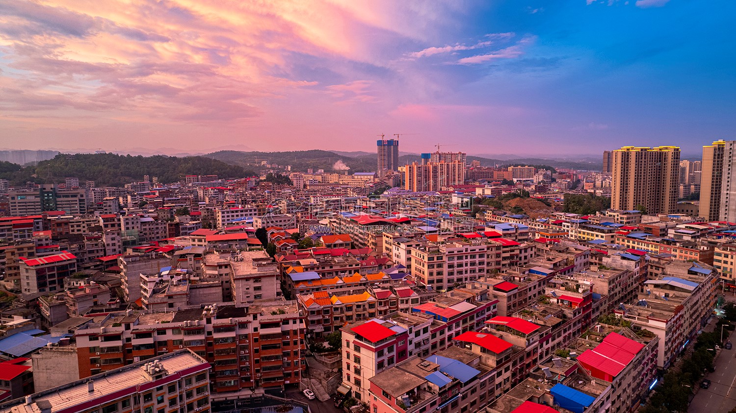 隆回县城粉色天空