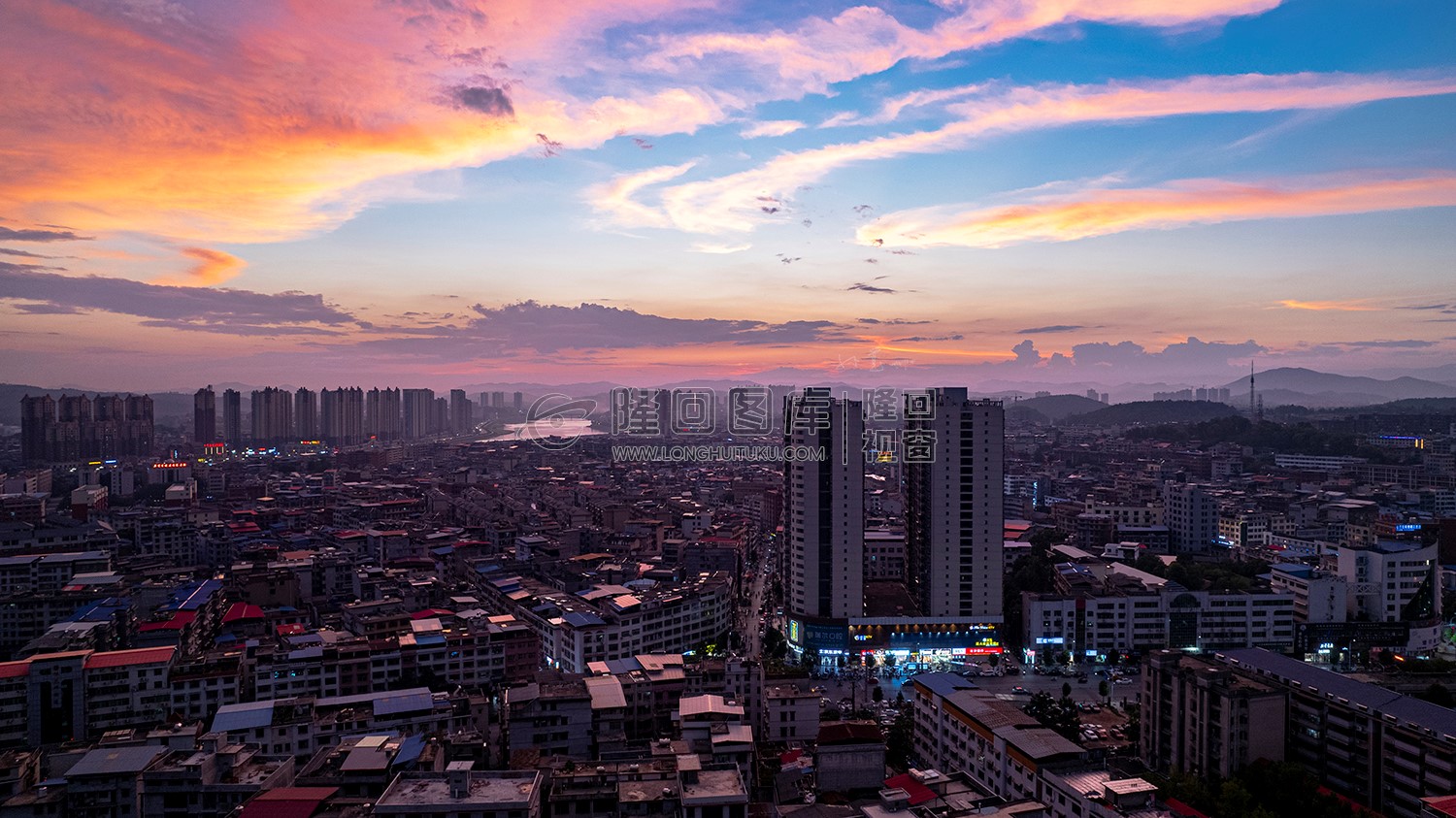 荣兴国际上的粉色天空