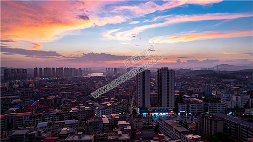 荣兴国际上的粉色天空