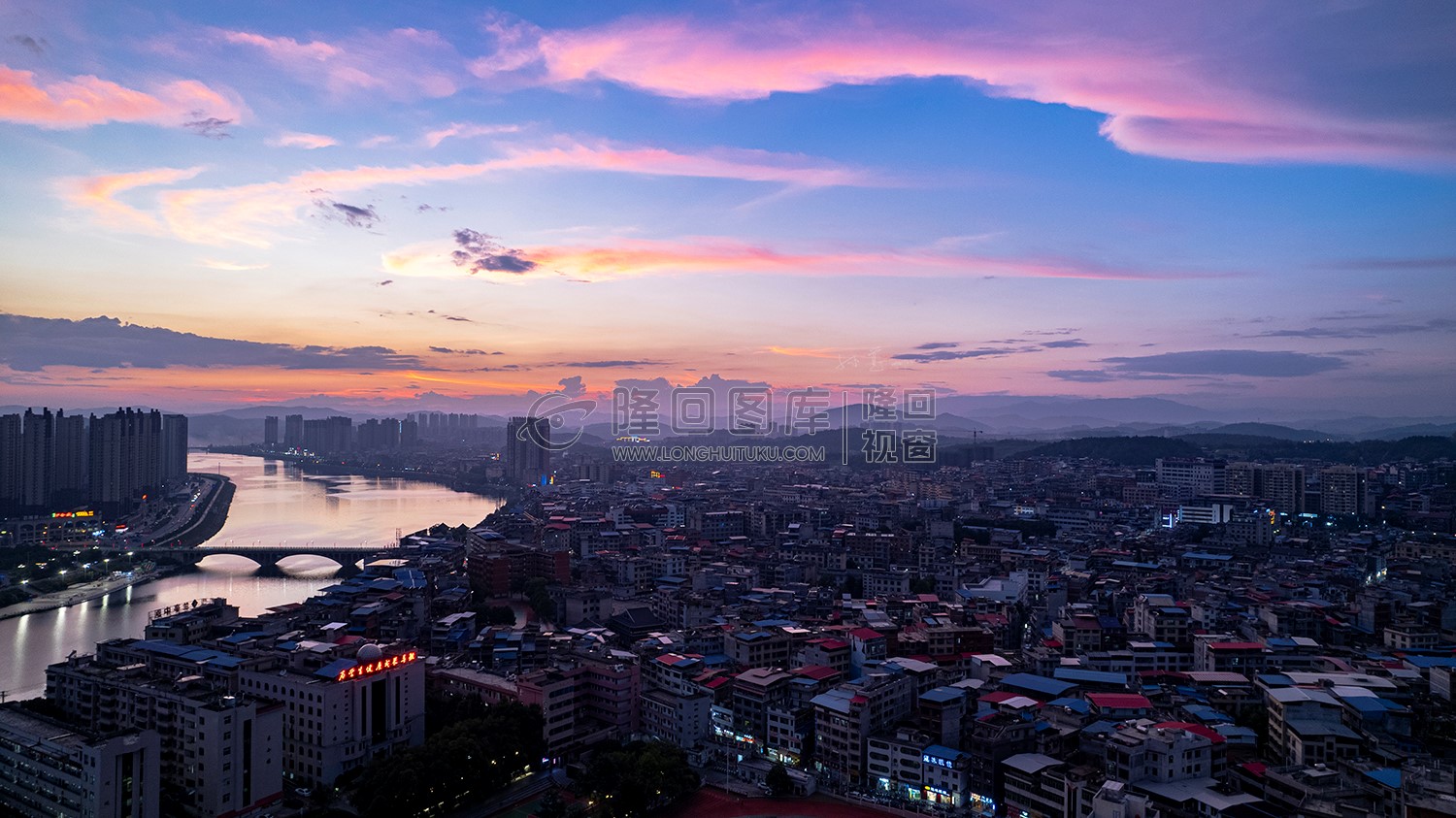 赧水河上的粉色云层