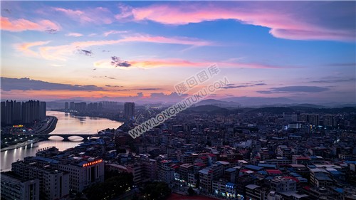 赧水河上的粉色云层