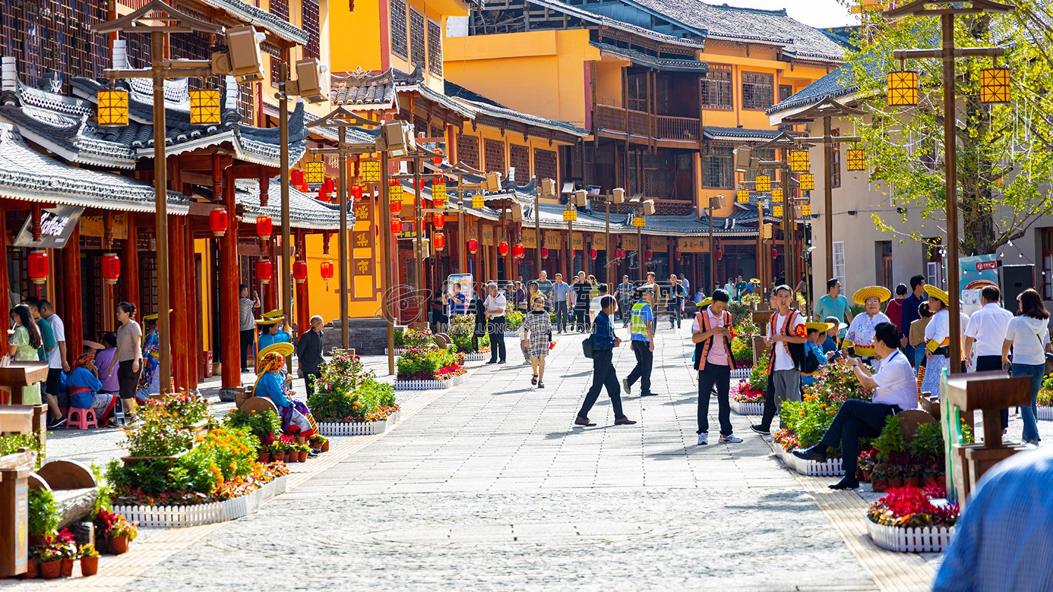 亲云街的游客们