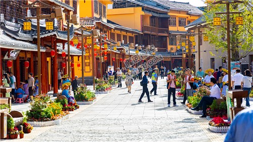 亲云街的游客们