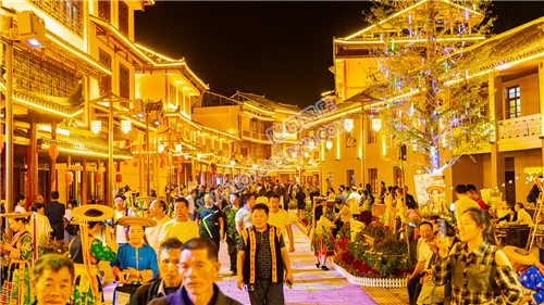 亲云街的游客们