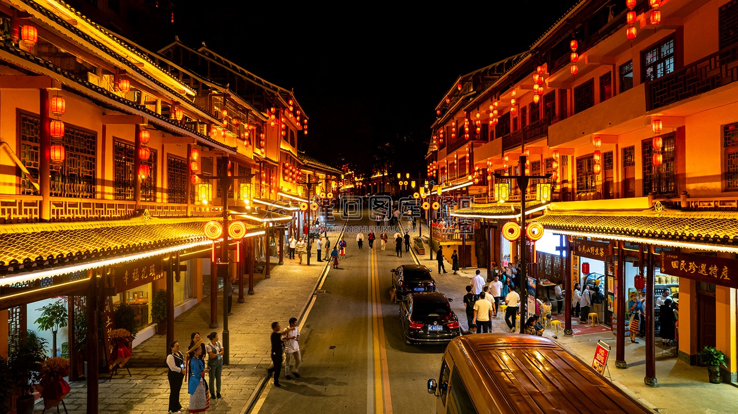 领导与嘉宾车队在亲云街