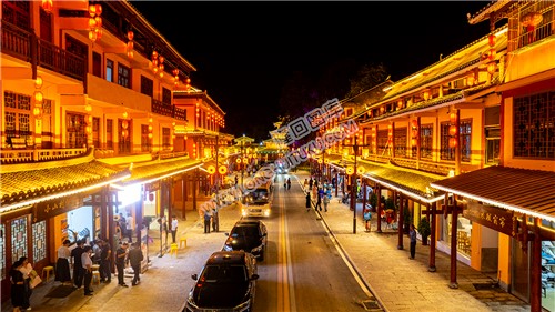 领导与嘉宾车队在亲云街