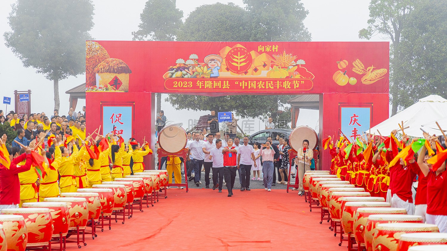 七江镇代表队伍入场